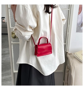 Mini borsa a tracolla rossa in ecopelle con patta a onde indossata da modella