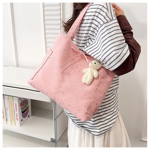 Borsa tote rosa con stelle argentate, tasche laterali e charm orsetto di peluche