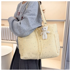 Borsa tote in nylon giallo pallido con stelle d'argento e ciondolo a orsetto