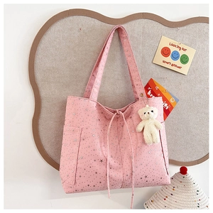 Dettaglio borsa shopper rosa con stelle, paillettes argento e ciondolo orsetto