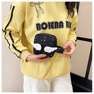 Dettaglio mini borsa in tela nera con stelle bianche e ali d'angelo tridimensionali