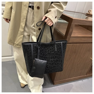 Dettaglio della borsa tote leopardata di grande capacità con pochette coordinata e manici
