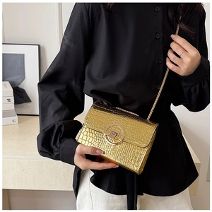 Elegante borsa quadrata dorata con stampa coccodrillo, catena in metallo e chiusura a scatto