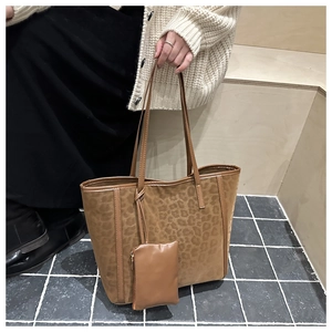 Dettaglio della borsa tote scamosciata leopardata con mini portamonete coordinato appeso