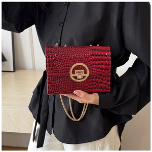 Dettaglio borsa rossa in pelle PU coccodrillo con serratura in metallo dorato