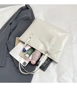Vista dettagliata dell'interno della borsa tote color crema con ampia capacità di carico