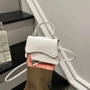 Mini borsa a mano bianca con patta ondulata e tracolla, borsa quadrata in pelle PU