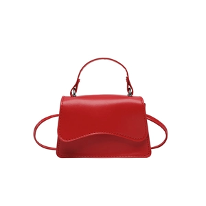 Elegante borsa a mano rossa in ecopelle con manico minimalista e design strutturato