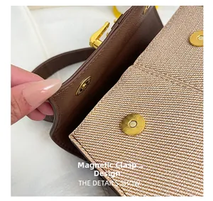 Dettaglio della chiusura magnetica su borsa in pelle marrone e tessuto intrecciato beige