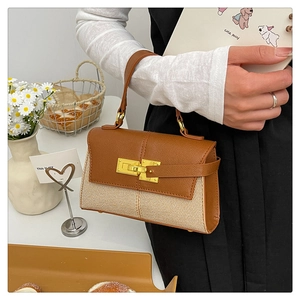 Dettaglio della borsa stile Kelly con pelle marrone a contrasto e tela beige