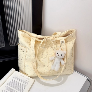Grande borsa tote giallo crema con motivi a stelle grigie e ciondolo orsetto bianco