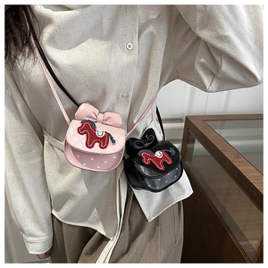 Detail von rosa und schwarzen gesteppten Umhängetaschen mit Schleifen und Pony-Stickerei