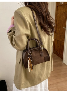Borsa Boston retrò marrone con perline decorative in legno vista laterale sul modello