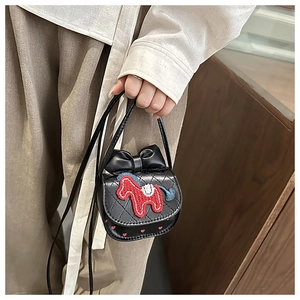 Schicke Stepptasche mit gestricktem Pferde-Emblem und Leder-Schleifen-Dekoration
