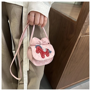 Detail der rosa Mini-Umhängetasche mit Schleifen-Deko und Pony-Anhänger für Kinder