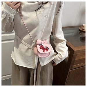 Detailansicht der rosa Umhängetasche für Mädchen mit Schleife und Pony-Stickerei