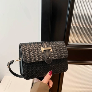 Borsa a mano premium in nero intrecciato con fibbia in metallo dorato e tracolla