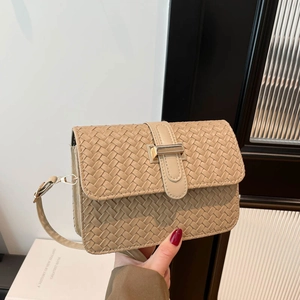 Borsa a tracolla intrecciata beige minimalista con fibbia dorata e cinturino in pelle