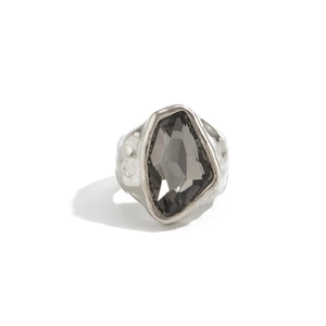 Anello d'argento irregolare con finitura martellata e grande cristallo grigio a rombi