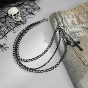 Catena per pantaloni multistrato in metallo nero con croce e teschio su jeans stile punk