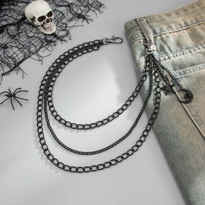 Catena per pantaloni multistrato nera con ciondoli a stella e luna sui jeans