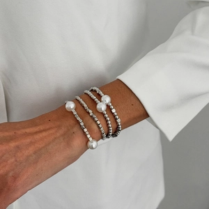 Fashionable multilayered beaded bracelet set with white pearls and silver metal beads