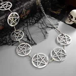 Dettaglio catena gotica con pentagramma e ciondoli a stella in argento opaco punk