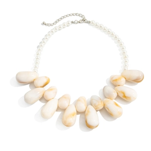 Collana di perle chic con grandi ciondoli a goccia in resina marmorizzata e finte perle