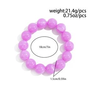 Dettaglio bracciale in resina viola da 18cm con perle da 1,5cm e peso di 21,4g