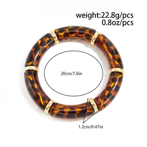 Dettaglio del bracciale in resina leopardata con perle dorate e misure del prodotto