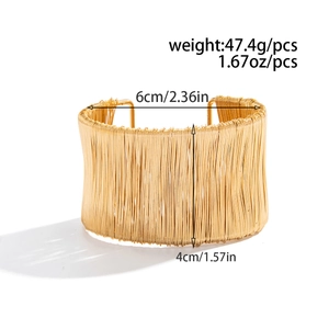 Dettaglio macro del bracciale dorato multistrato con dimensioni 6cm x 4cm e peso di 47,4g