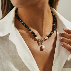 Collana di perle nere alla moda con ciondolo di perla barocca bianca e fibbia OT argento