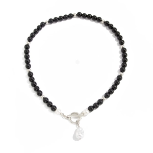 Collana di perle alla moda con perle nere e chiusura a levetta argentata su sfondo bianco