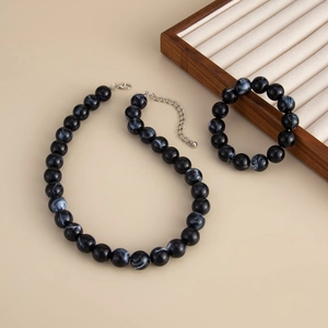 Detail von böhmischen schwarzen Acrylperlen-Halsketten und Armband-Sets mit Marmormuster