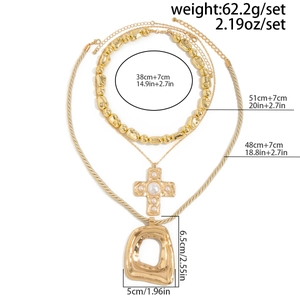 Set di tre collane dorate con choker di perline, croce di perle e ciondolo rettangolare
