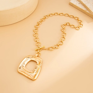 Collana con pendente quadrato vuoto irregolare e chiusura OT in metallo dorato