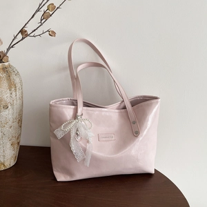 Borsa tote rosa chiaro lucida con fiocco decorativo in pizzo e perle e scritte