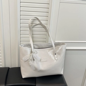 Elegante borsa tote in ecopelle bianco crema con fiocco in pizzo e ciondolo di perle