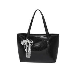 Mini borsa in vernice nera con fiocco in pizzo e ciondolo di perle collezione 2026