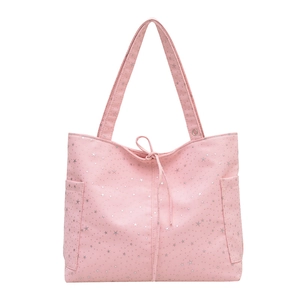 Bolso tote rosa con patrones de estrellas plateadas y bolsillos laterales fondo blanco