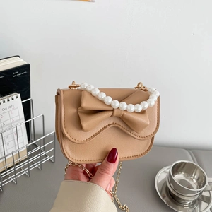 Elegante borsa marrone con fiocco, manico di perle e tracolla a catena d'oro