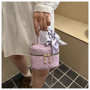 Dettaglio mini borsa trapuntata viola con manico in foulard e doppia zip dorata