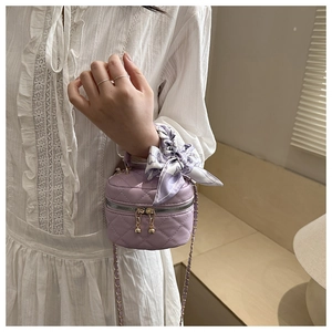 Dettaglio mini borsa trapuntata lavanda con manico in foulard e tracolla a catena