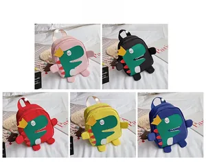 Dettaglio degli zaini per bambini a forma di dinosauro in cinque colori vivaci