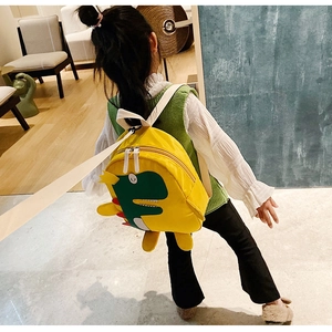 Dettaglio zainetto per bambini con dinosauro giallo e corda di sicurezza per piccoli in uscita