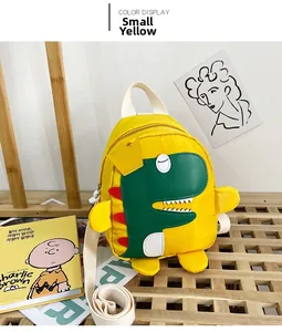 Dettaglio zainetto giallo per bambini con viso di dinosauro, corona 3D e cinghie