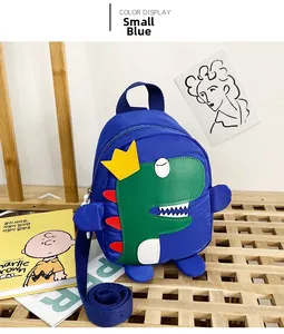 Dettaglio del piccolo zaino blu per bambini con ricamo a dinosauro verde su legno