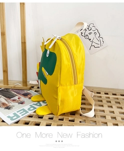 Dettaglio dello zaino dinosauro giallo per bambini in materiale nylon impermeabile