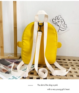 Dettaglio dello zaino giallo con spallacci bianchi regolabili e design con ali laterali