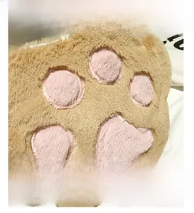 Dettaglio della borsa a zampa d'orso in ecopelliccia marrone con cuscinetti rosa